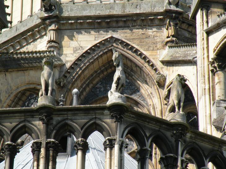  Détail de statues, chevet de la Cathédrale